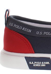Czerwono-granatowy materiałowy sneaker z białą podeszwą, z logo "U.S. POLO ASSN." wzdłuż elastycznego kołnierza i pięty; prosty design.