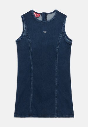 Marineblå denim kjole uten ermer med rund hals, slim fit, kontrastsøm og en liten metallisk logo på brystet.