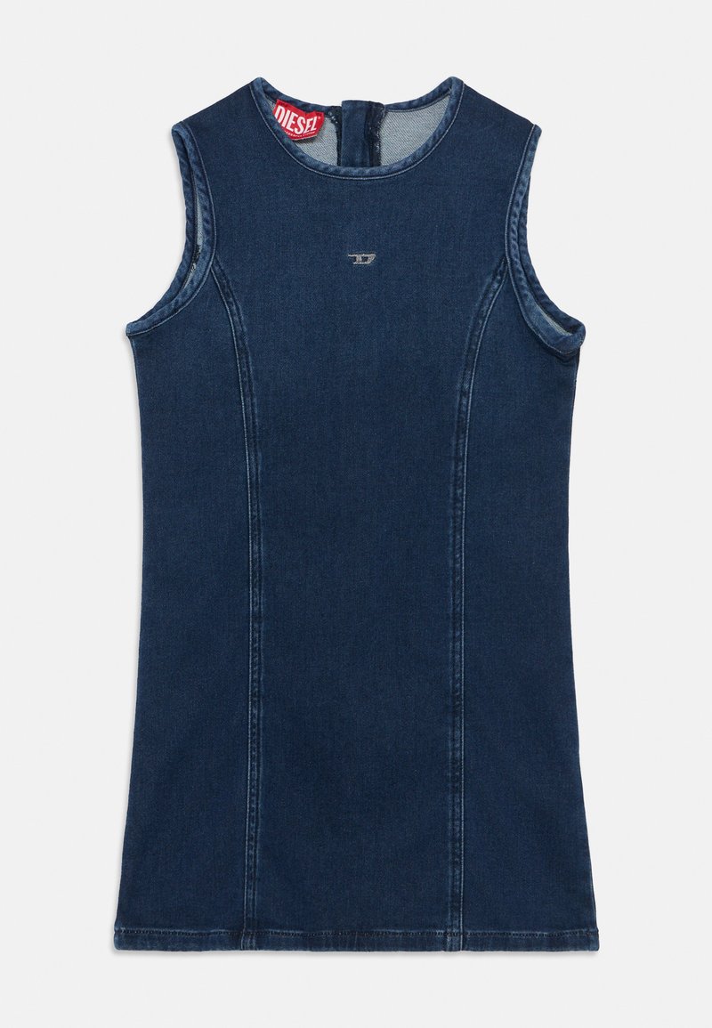 Tamno plavi traper haljina bez rukava s okruglim izrezom, uskog kroja, s akcentiranim šavovima i malim metalnim logom na prsima.