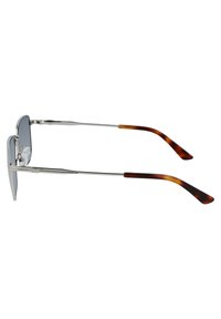Occhiali da sole con telaio in metallo argentato e lenti scure, dotati di stanghette con dettagli in tartaruga e appoggi per il naso per maggiore comfort.