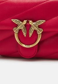 Pinko LOVE BABY - Skulderveske - rosso/antique gold