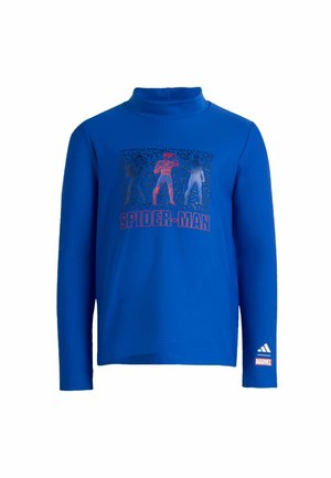 Modrá košile s dlouhým rukávem a vysokým límcem s třemi postavami Spider-Mana a textem „SPIDER-MAN“; loga Marvel a Adidas na rukávu.