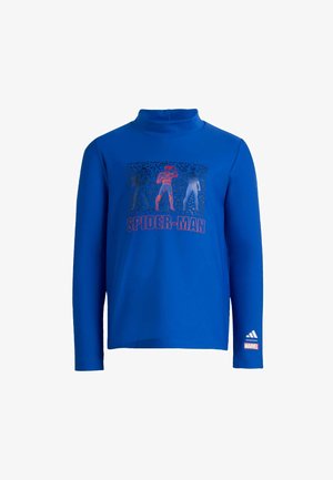Modrá košeľa s dlhým rukávom a vysokým golierom s tromi postavami Spider-Mana a textom „SPIDER-MAN“; logá Marvel a Adidas na rukáve.
