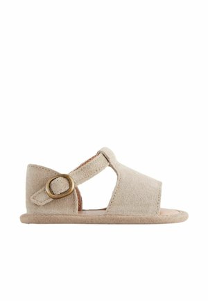Beige ruskind baby sandal med åben tå, udskæring i siden og justerbar rem med messing spænde.