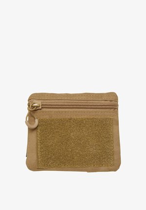Portafoglio in tessuto beige con cerniera, dotato di una patch in velcro testurizzata sul davanti. Presenta una piccola linguetta per la cerniera e una finitura liscia. Forma rettangolare.