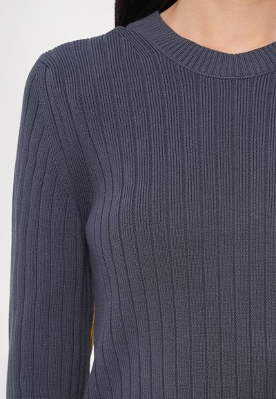 Camisola canelada em cinza escuro, com decote redondo e mangas compridas, feita em tecido de malha texturizada. Acabamento liso com brilho subtil.