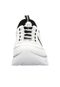 Chaussure de sport blanche avec un dessus noir et gris, présentant une texture lisse, un système de laçage, et une semelle en caoutchouc distincte avec une bonne adhérence.