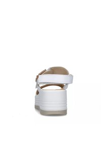 Sandali con zeppa bianchi caratterizzati da una finitura liscia, cinturino alla caviglia e dettagli decorativi. Il tacco è alto circa 4 cm e ha una forma arrotondata.