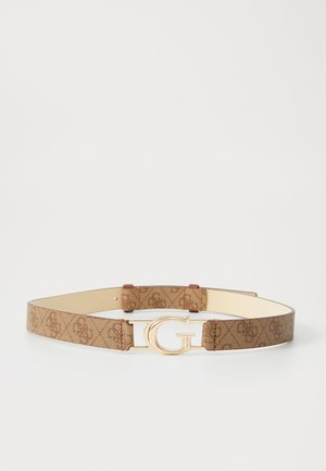 Bruine leren riem met patroon en een gouden gesp in de vorm van een "G" op een witte achtergrond.