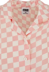 Chemise à carreaux rose et blanche avec col et boutons, taille XS, marque Urban Classics, fabriquée en Chine.