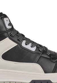 bullboxer basket femme