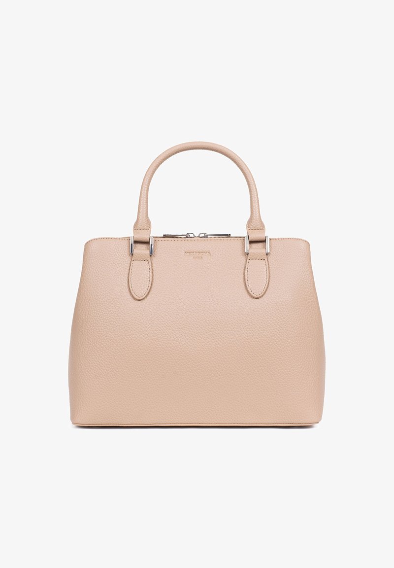 Borsa a tracolla in pelle beige con superficie testurizzata, dotata di due manici arrotondati, accessori in argento e chiusura a zip. Il design presenta una silhouette strutturata.