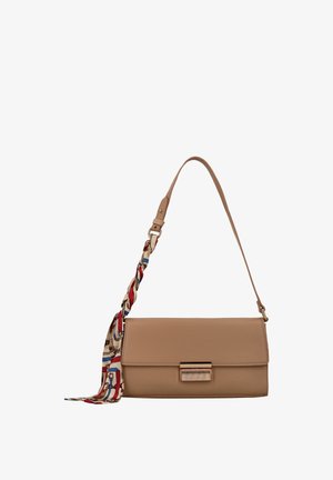 Bolso de cuero marrón con forma rectangular, con una correa trenzada en rojo, azul y crema, y un cierre metálico como detalle.