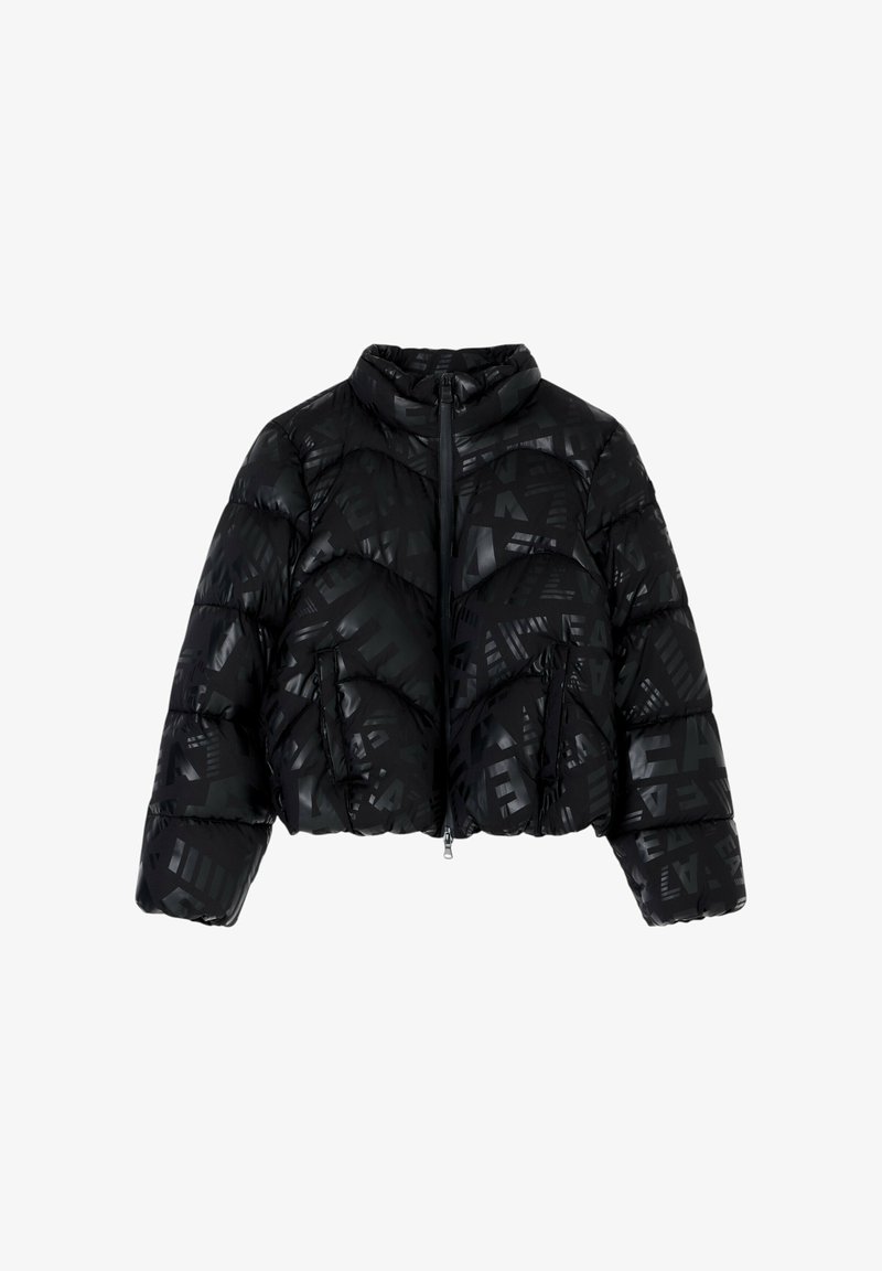 Giacca a piumino nera dal design corto, caratterizzata da un motivo geometrico lucido, collo alto e due tasche frontali con zip.