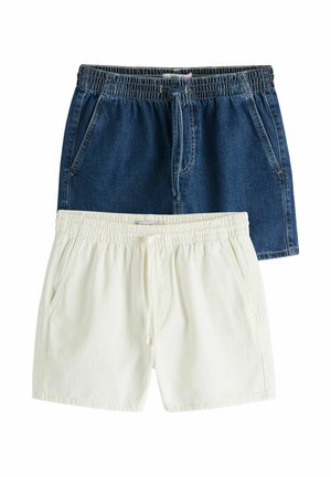 Două perechi de pantaloni scurți cu talie elastică, unul din denim albastru închis și unul din țesătură alb-murdar, ambele cu buzunare laterale și șnururi de ajustare.