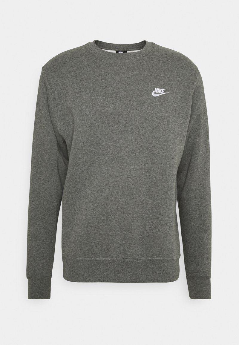 Sweatshirt à manches longues gris avec col ras du cou, logo Nike blanc discret sur la poitrine gauche, poignets et ourlet côtelés.
