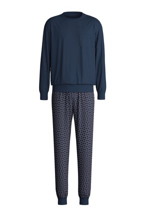 Ensemble de loungewear bleu marine comprenant un haut à manches longues avec une poche sur la poitrine et un pantalon à motifs avec des tourbillons de accents rouges et blancs.