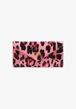 Portafoglio in pelle rosa con stampa leopardata nera e rossa. Presenta una chiusura a patta e un logo dorato in rilievo sulla parte frontale. Finitura testurizzata.