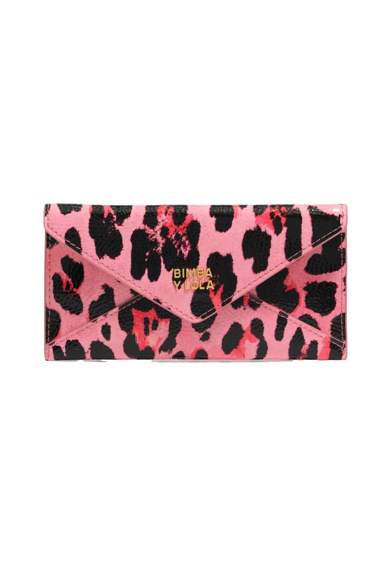 Roze leren portemonnee met zwart en rood luipaardprint. Voorzien van een klep sluiting en een gouden reliëflogo aan de voorkant. Gekartelde afwerking.
