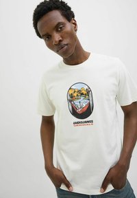 Balta medvilninė marškinėlių T-shirt su apvaliu iškirpimu, dekoruoti spalvinga kalnų ir vandens grafika, o tekstas "JACK & JONES ORIGINALS" yra juodos ir oranžinės spalvos.