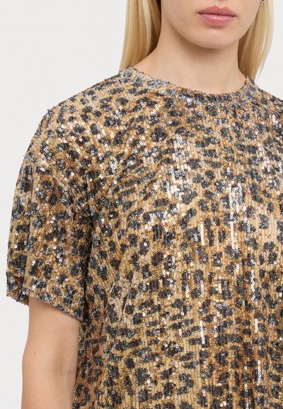 Top a stampa leopardata realizzato in tessuto paillettato. Presenta un collo rotondo e maniche corte, con una superficie testurizzata e scintillante nei toni dell'oro e del marrone.