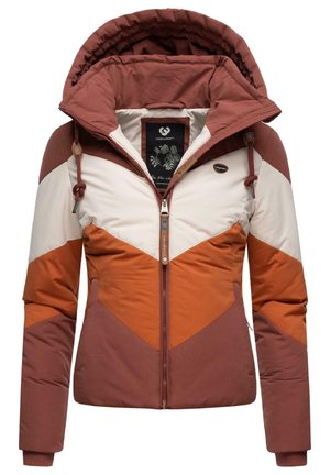 Chaqueta de invierno acolchada para mujer con capucha, cremallera frontal y bloques de color en marrón, naranja óxido y crema.