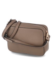 Brun lædertaske med diagonalt bærestrop, tekstureret finish, rektangulær form, lynlås i guldfarve og justerbar rem. Synlige kantsting.