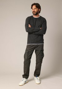 Geselecteerd, Dark Grey Mel