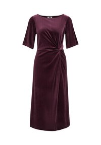 Rochie din catifea prune, de lungime midi, cu mâneci până la cot și un detaliu răsucit și strâns la talie.
