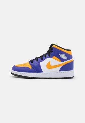 Højtop sneaker med lilla, orange og hvide læderpaneler, sorte snørebånd og et synligt Air Jordan-logo på anklen.