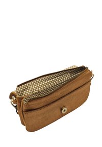 Pochette zippée en daim marron avec une doublure intérieure à motif floral et une fermeture à bouton-pression en métal. Elle présente un design slim et rectangulaire.