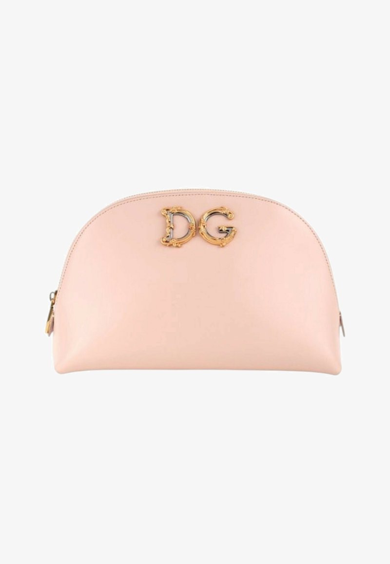 Pochette en cuir rose clair avec des lettres décoratives DG dorées à l'avant et une fermeture éclair sur le dessus.