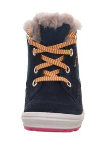 Marineblauer Wildlederstiefel mit pinker Sohle, Kunstpelzkragen und lebhaften gelben und pinken Schnürsenkeln. Verfügt über eine abgerundete Zehenpartie und verstärkte Ösen.