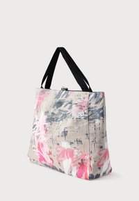 Υφασμάτινη τσάντα tote με αφηρημένο μοτίβο σε γκρι, λευκό και ροζ, με μαύρους ιμάντες και φερμουάρ στο επάνω μέρος. Υφή επιφάνειας.