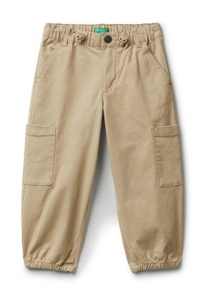 Pantalones cargo infantiles beige con cinturilla elástica, botón frontal, bolsillos laterales y puños elásticos en los tobillos.