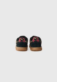 Sneaker nere con finitura in suede, caratterizzate da un accento rosso scuro sul tallone e un motivo leopardato lungo i lati; suola in gomma.