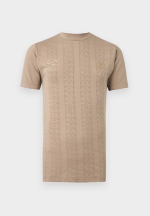 T-shirt à manches courtes très court avec motif vertical du logo EA7, col rond, et deux petits logos dorés EA7 Emporio Armani sur la poitrine.