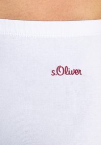Bela bomba z bombažem z ozkim krojem, gladko teksturo in majhnim maroon logotipom "s.Oliver" vezenim spredaj.