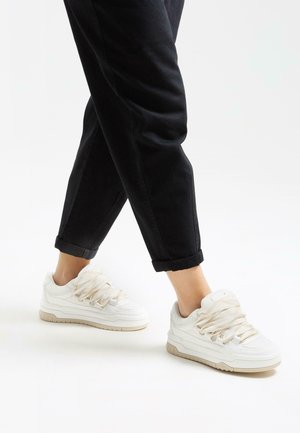 Bershka Skateschuh - white
