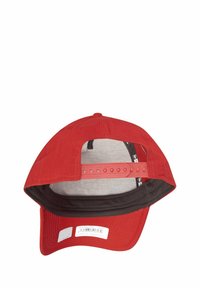 Casquette de baseball en coton rouge avec un intérieur noir, bandoulière en plastique ajustable et étiquette sous le bord.