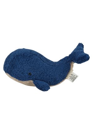 Weiches, dunkelblaues Plüschwalspielzeug mit kleinen schwarzen Augen und beigem Unterbauch, flach liegend mit sichtbarem Stoffetikett an der Seite.