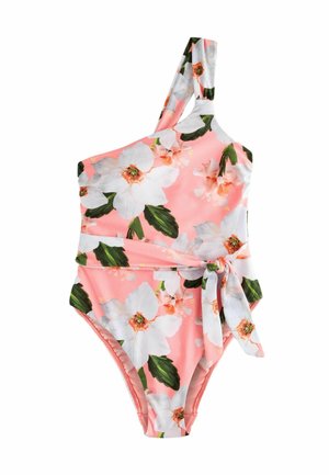 Een roze zwempak met één schouder, bedrukt met een witte bloemenprint en groene bladeren, en met een strikdetail in de taille. Gemaakt van rekbaar materiaal voor een goede pasvorm en comfort.