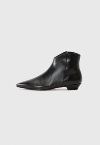 Bottine noire en cuir avec un bout pointu et un talon bloc bas, texture lisse et design sans couture. Fermeture latérale par zip.