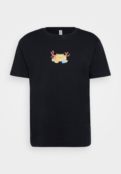Schwarzes Baumwoll-T-Shirt mit einem bunten gestickten Design mit Korallen- und Meeresmotiven, zentriert auf der Brust. Kurze Ärmel, Rundhalsausschnitt.