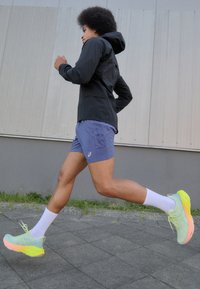 ASICS NOVABLAST 4  PARIS - Väglöparskor - neon green/orange/yellow