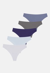 Vijf paren damesonderbroeken in verschillende kleuren: donkerpaars, grijs, lichtblauw, wit en luchtblauw. Gemaakt van soepel, rekbaar materiaal met minimale naden.