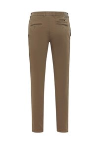 Chino in cotone marrone con vestibilità slim, dotato di due tasche posteriori, dettaglio con zip e design a gamba dritta. Texture liscia.