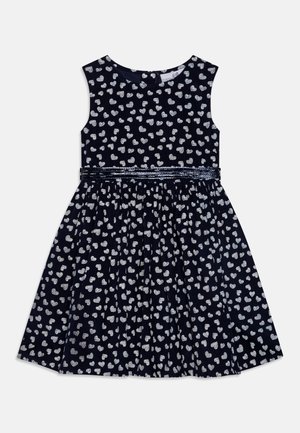 Vestido sin mangas azul marino con patrones de corazones blancos, cintura fruncida y una banda texturizada en la cintura, diseñado para un niño.
