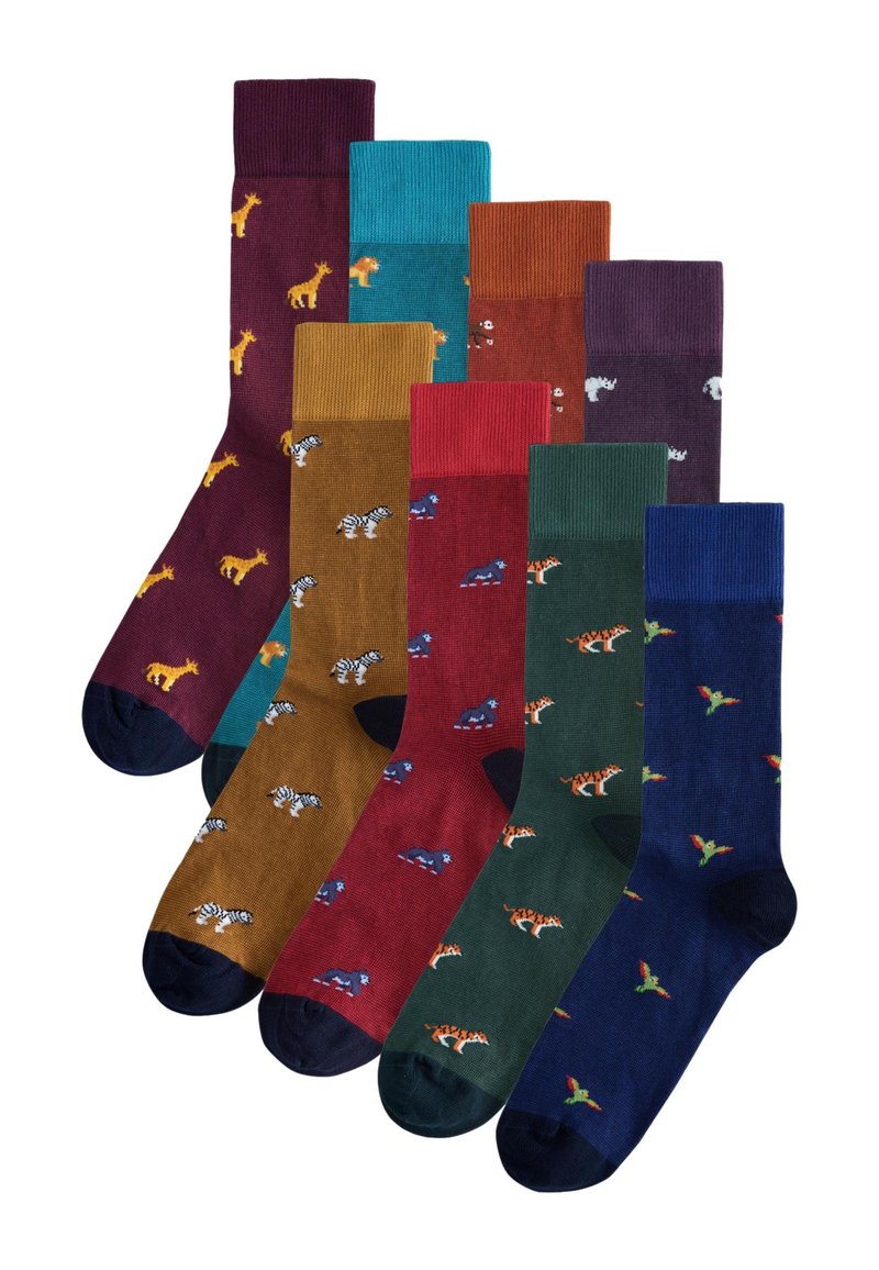 Huit paires de chaussettes en coton de différentes couleurs, avec des motifs d'animaux comme des girafes, des zèbres et des tigres ; bords côtelés et bouts unis.