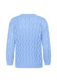 Pulover tricotat de culoare albastru deschis, cu un model în formă de val, mâneci lungi, guler rotund și tiv elastic. Materialul este texturat, cu detalii de deschidere.